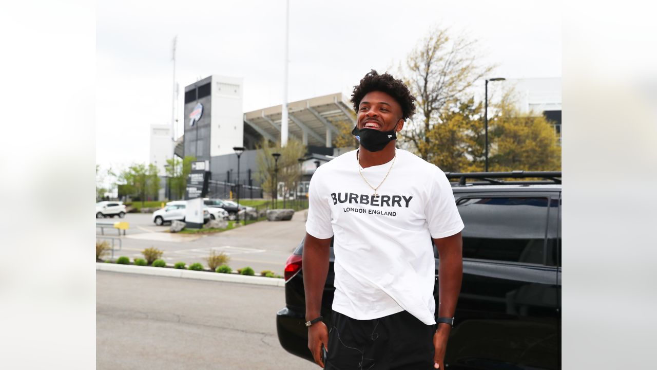 Buffalo Bills' Greg Rousseau surprises mom with brand new Jeep (video)