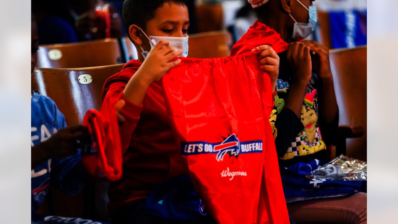 Von Miller, Dion Dawkins entertain kids to kick off Bills' Huddle