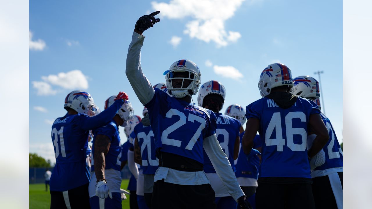 Buffalo Bills' Stevie Johnson (13) with fans during NFL football training  camp in Pittsford, N.Y., Thursday, July 26, 2012. (AP Photo/David Duprey  Stock Photo - Alamy