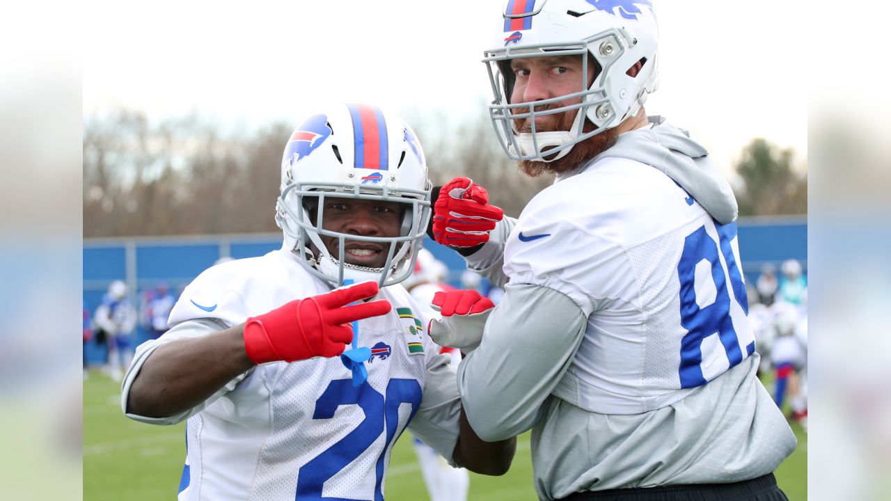 Buffalo Bills defensive tackle Jordan Phillips (97), left, lifts