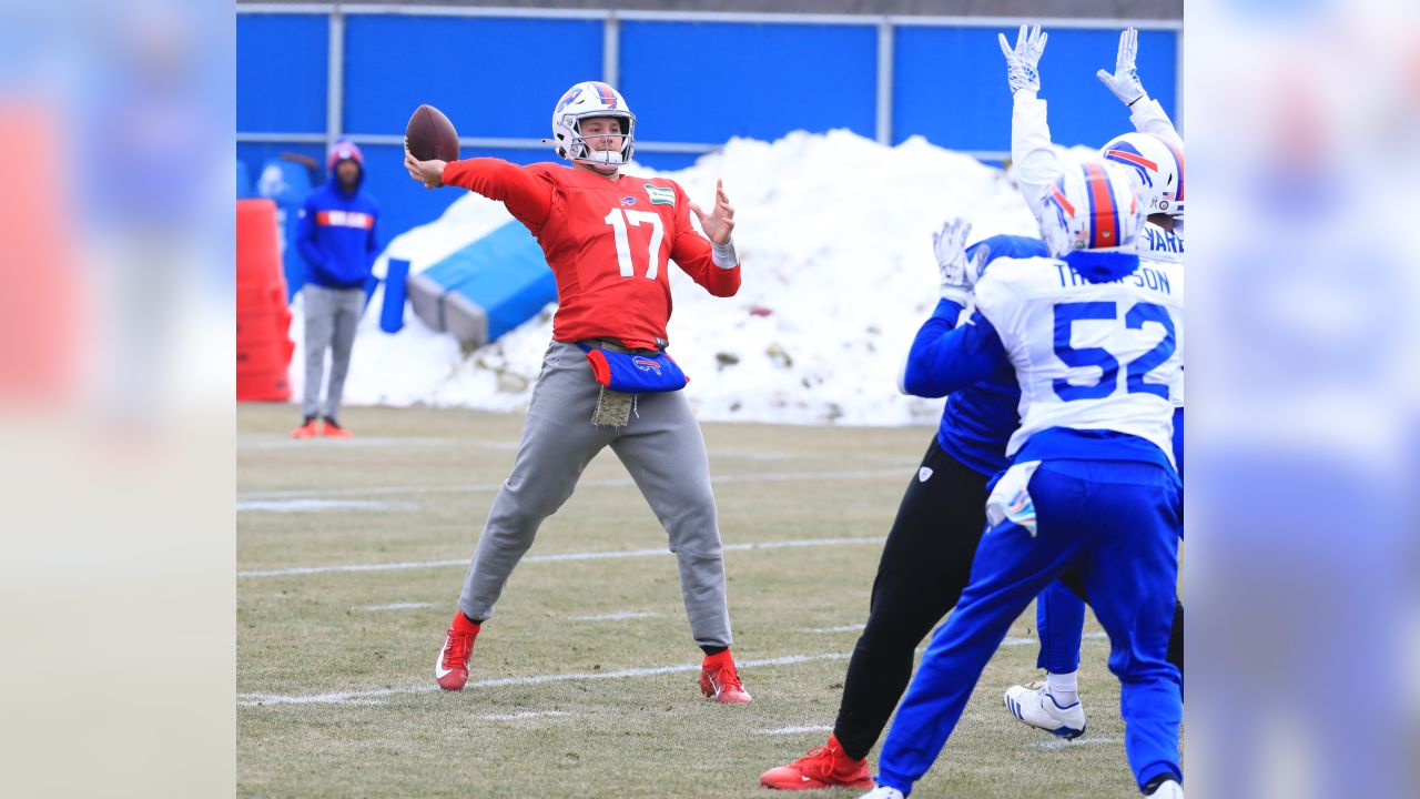 Buffalo Bills wide receiver John Brown warms up before an NFL football game  against the New York Giants, Sunday, Sept. 15, 2019, in East Rutherford,  N.J. (AP Photo/Bill Kostroun Stock Photo - Alamy