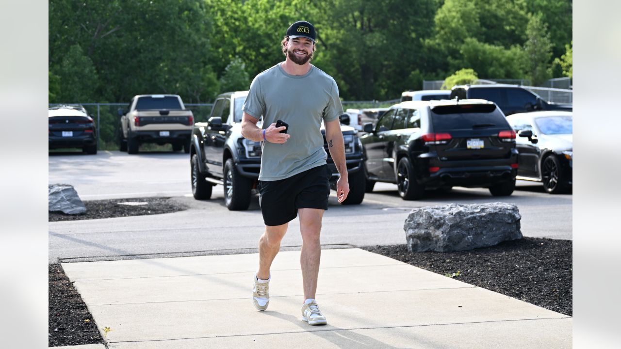 Bills arrive to 2023 minicamp: Shirts optional, scooters driven