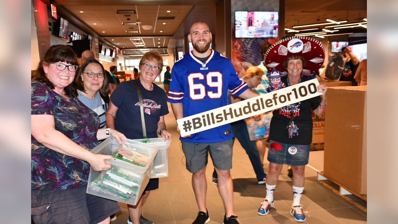 Buffalo Bills' Harrison Phillips honors Pancho Billa with sombrero