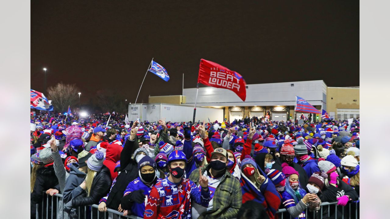 Buffalo Bills fans welcome new signings with wings at airport (video)