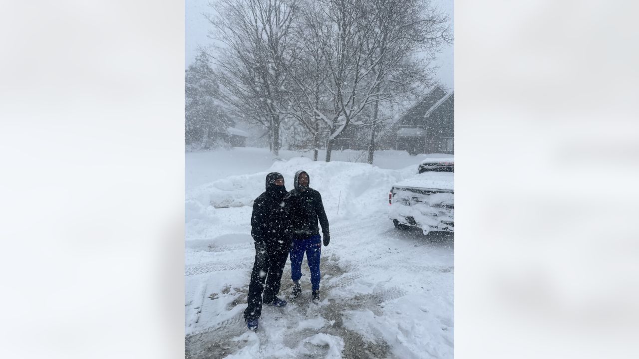 Buffalo Bills sign their name on the playoff bracket by snowing