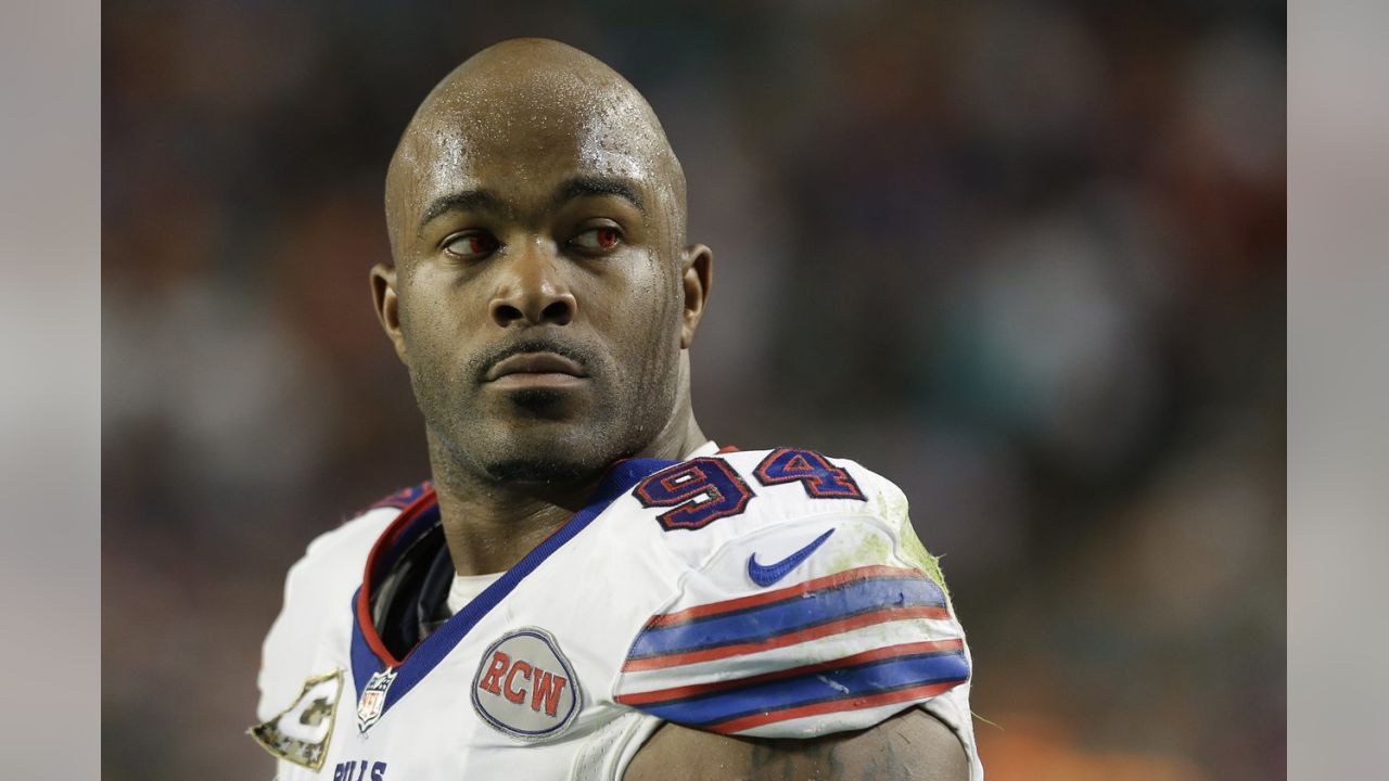 Buffalo Bills' Mario Williams wore red contacts for Sunday game