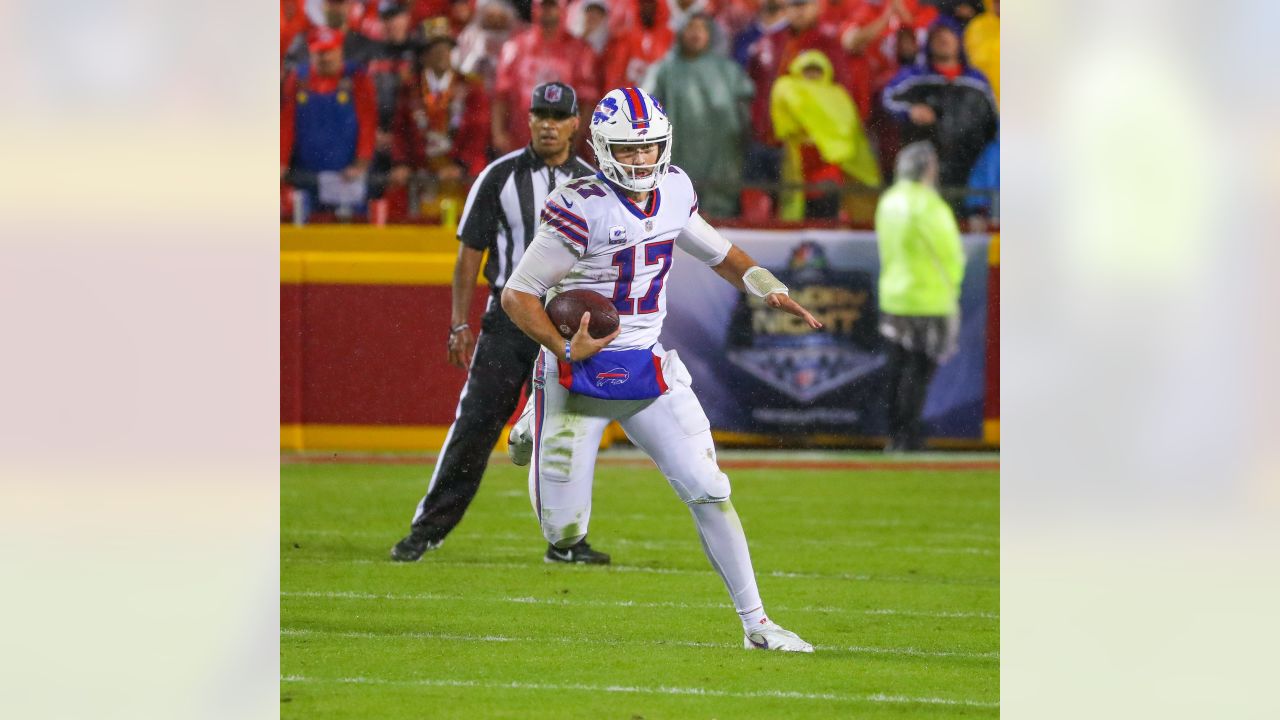 LOOK: Josh Allen caught in background of now iconic Bills photo