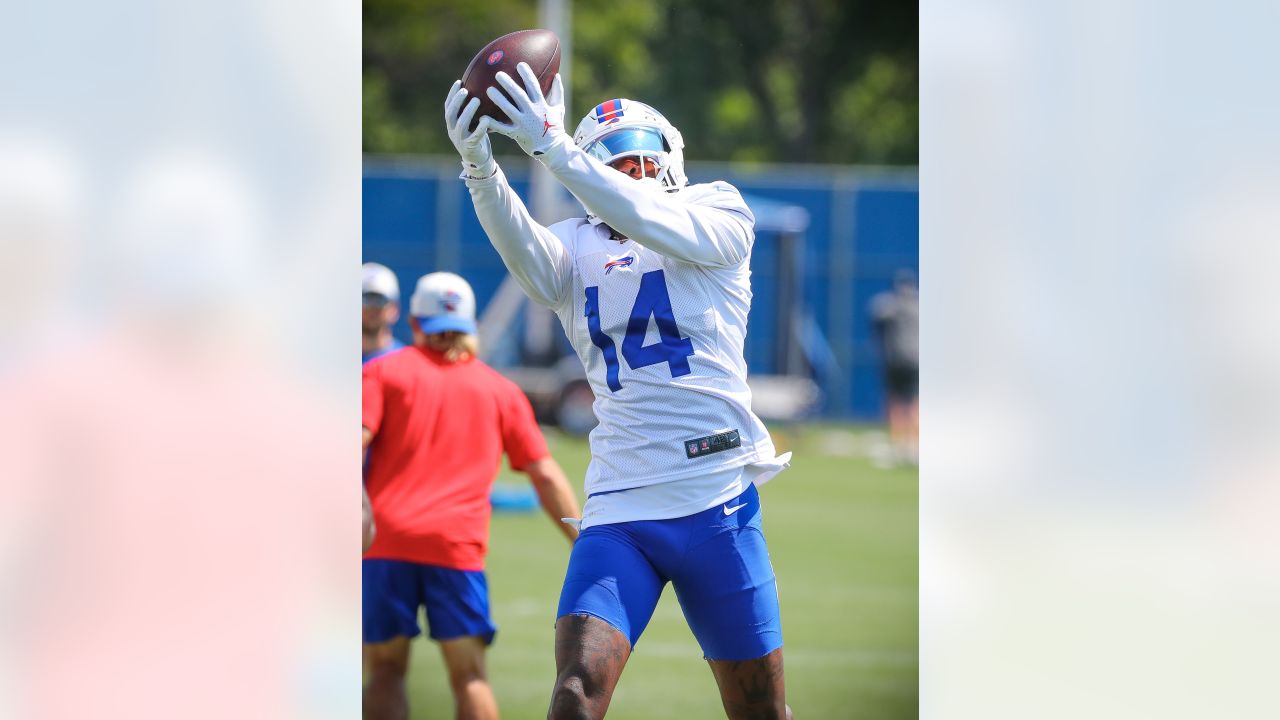 Bruce Smith stops by Bills practice, works with edge rushers