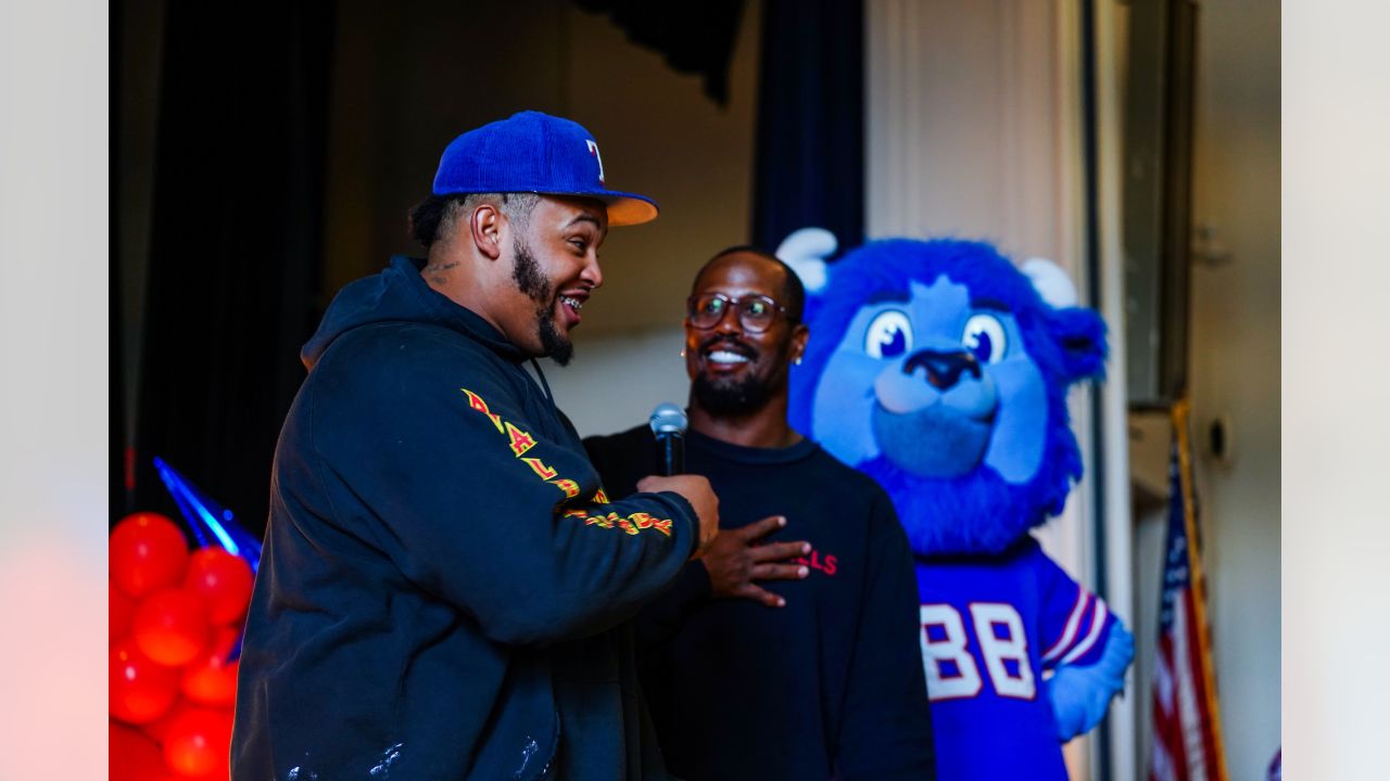 Von Miller, Dion Dawkins entertain kids to kick off Bills' Huddle