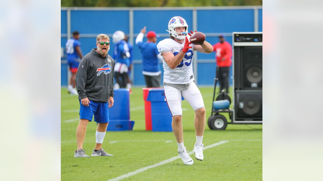 Bills' Spencer Brown's journey from Iowa to Cali to Buffalo culminated in  chance meeting with new teammates at airport 