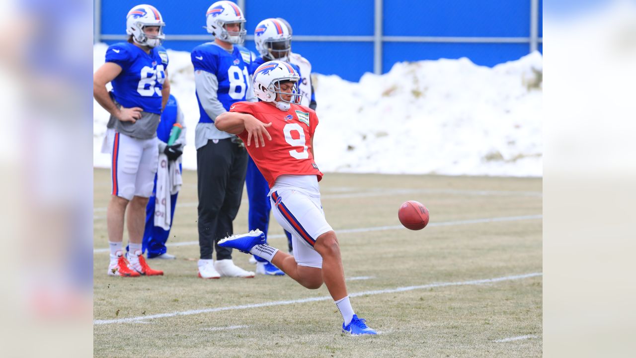 Buffalo Bills wide receiver John Brown warms up before an NFL football game  against the New York Giants, Sunday, Sept. 15, 2019, in East Rutherford,  N.J. (AP Photo/Bill Kostroun Stock Photo - Alamy