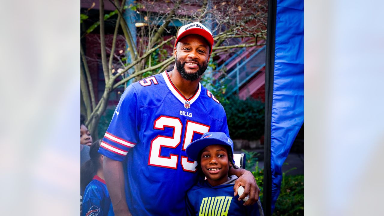 Von Miller, Dion Dawkins entertain kids to kick off Bills' Huddle for  Hunger week