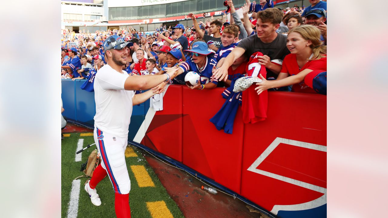 Fans show support for Miller, Rangers during autograph signing at