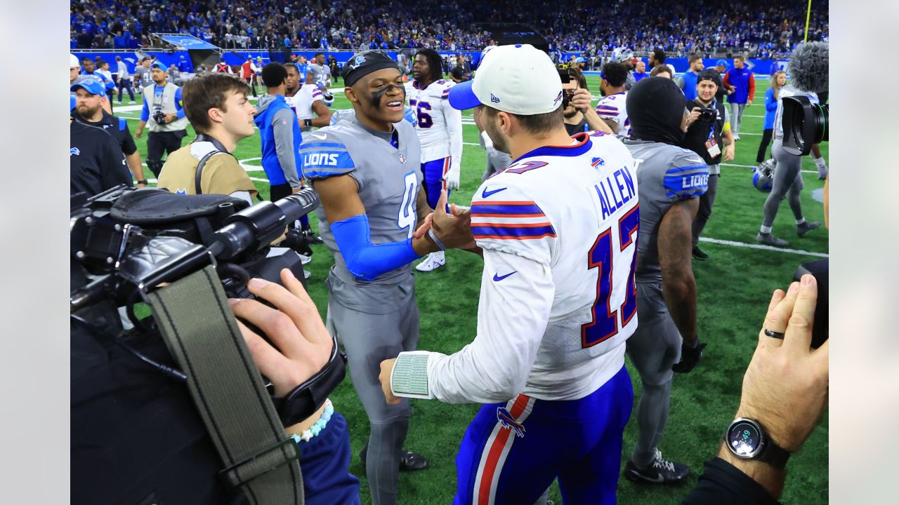 Stefon Diggs gives a little Bills fan something extra to be thankful for  before Lions game (Video) 