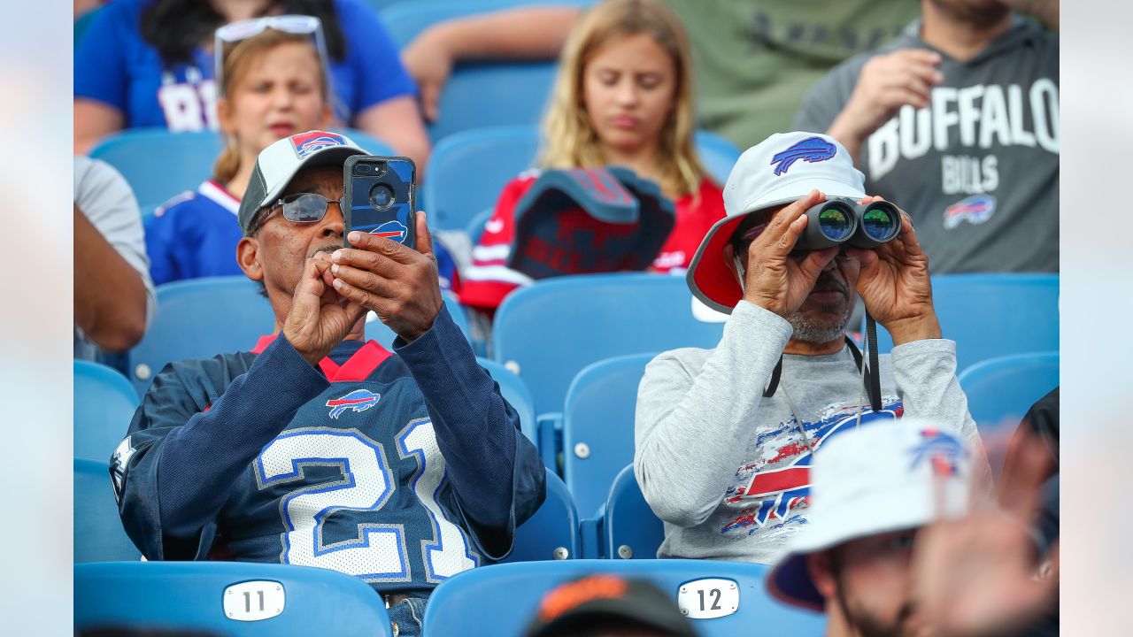 Bills fans brave the heat at training camp