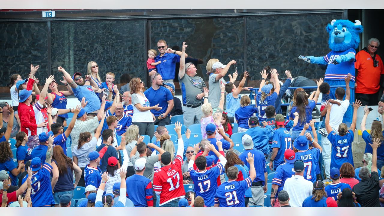 You feel the energy': Thousands of Buffalo Bills fans on hand for training  camp