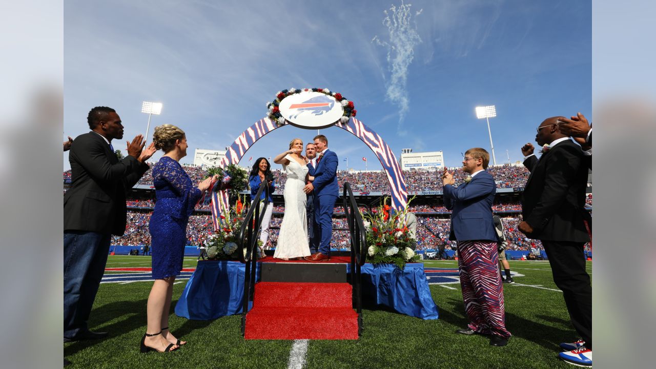 Couple gets married at halftime of Buffalo Bills game in NFL wedding