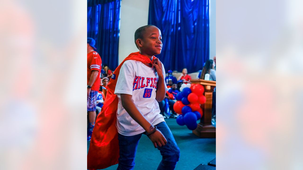 Von Miller, Dion Dawkins entertain kids to kick off Bills' Huddle for  Hunger week