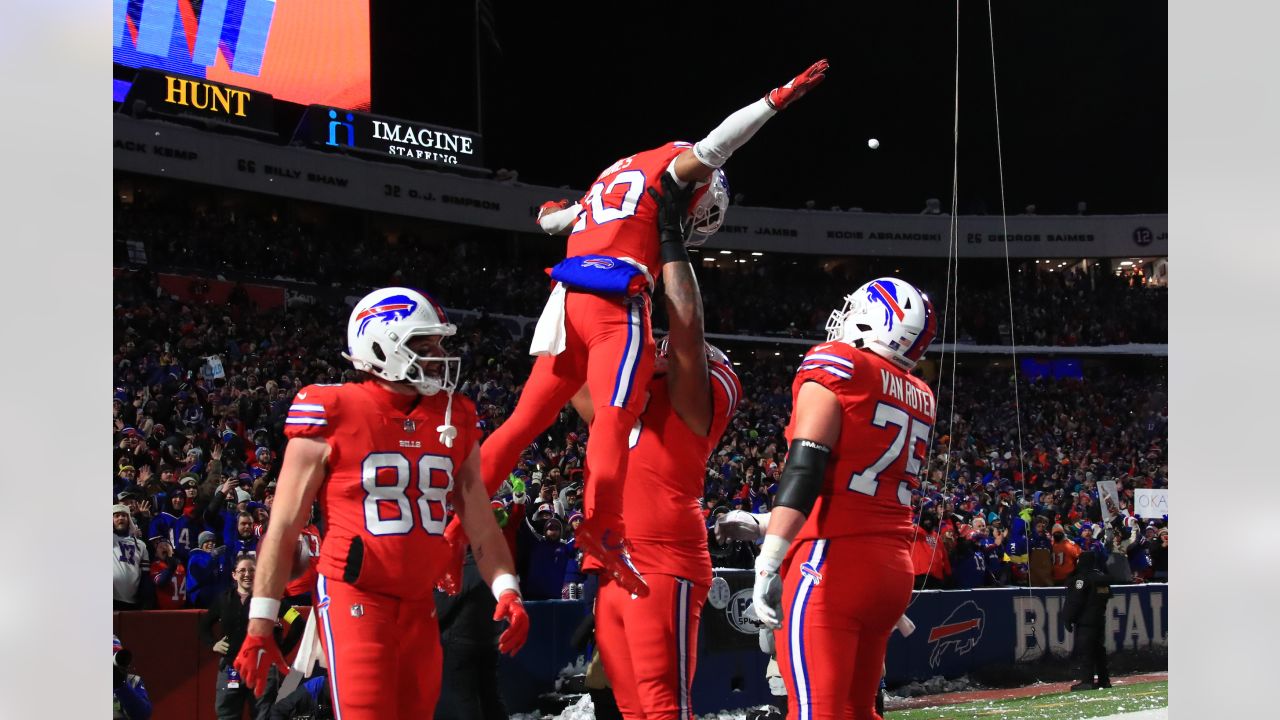 Red-hot Bills outlast rival Dolphins at frigid Highmark Stadium