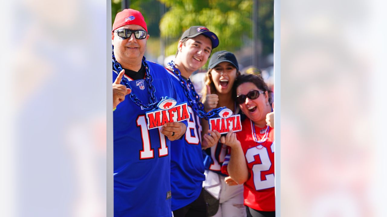 BUFFALO, USA, JANUARY 10, 2023: Miami Dolphins vs. Buffalo Bills. NFL Wild  Card Round 2023, Silhouette of fans supporting the team and cheering for th  Stock Photo - Alamy