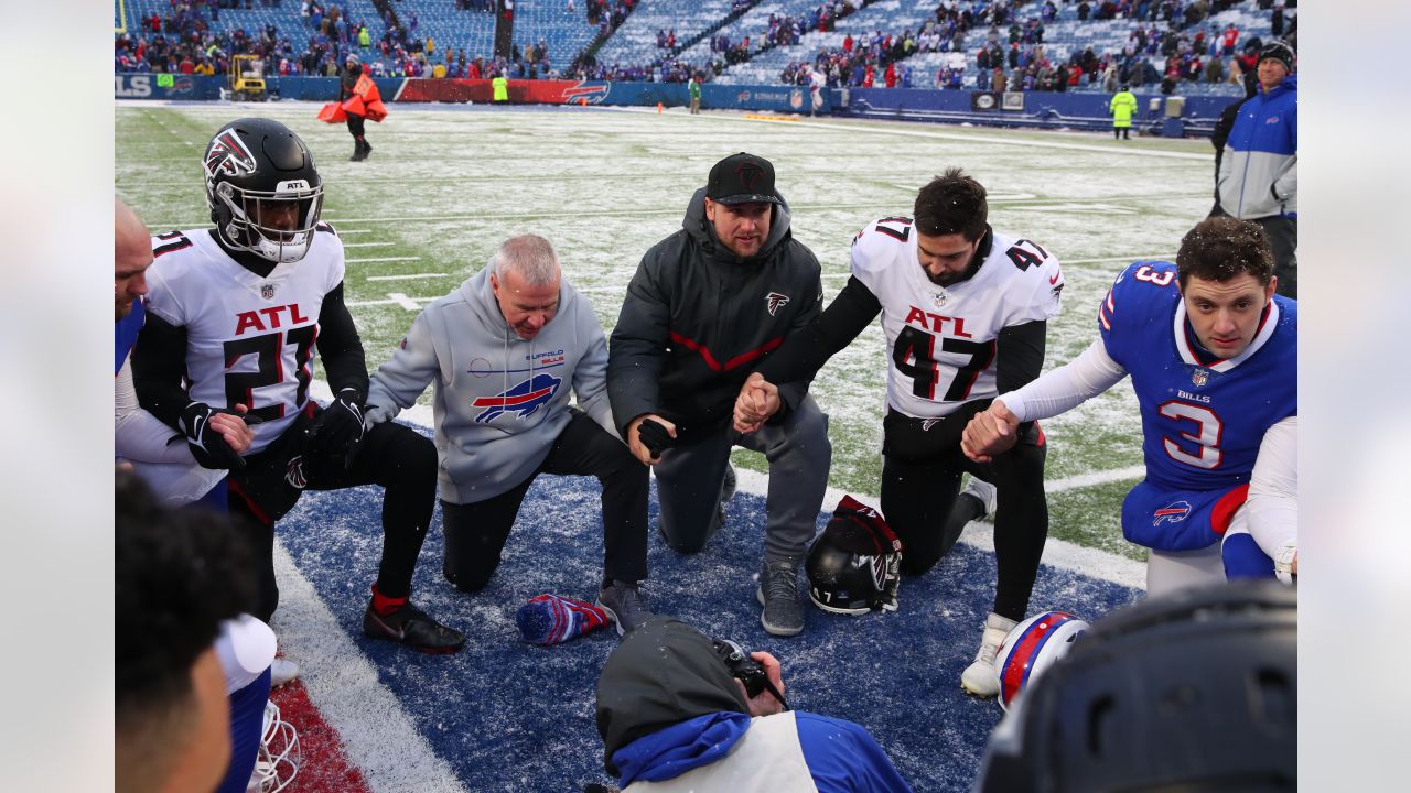 Bills Mafia waited at the airport at 2 a.m. in 25-degree temps to greet the  Bills after clinching playoff spot, This is the Loop