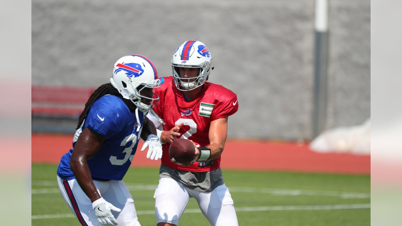 Buffalo Bills - LeSean McCoy's gameday cleats and gloves are looking fresh  for his big return to Philly. Behind-the-scenes with Nike Football Insider.