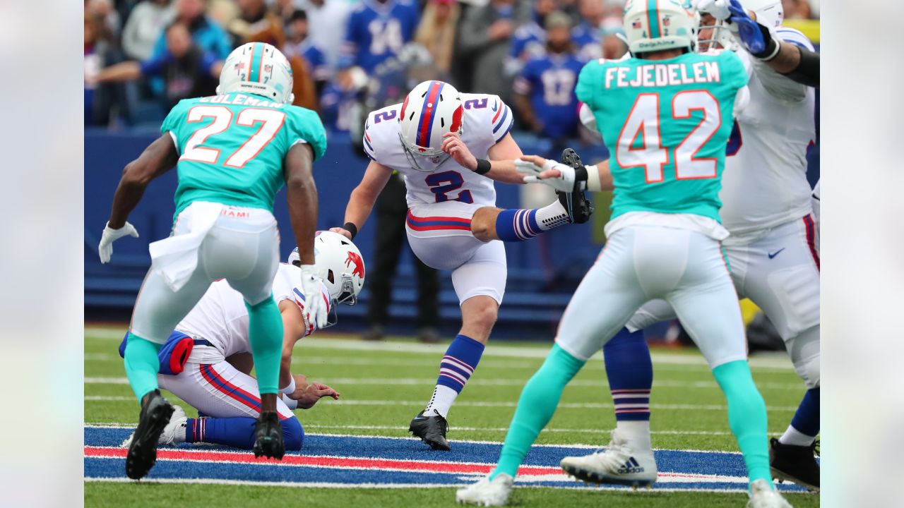 Photo: MIAMI DOLPHINS VS. BUFFALO BILLS - RWS2004120506 