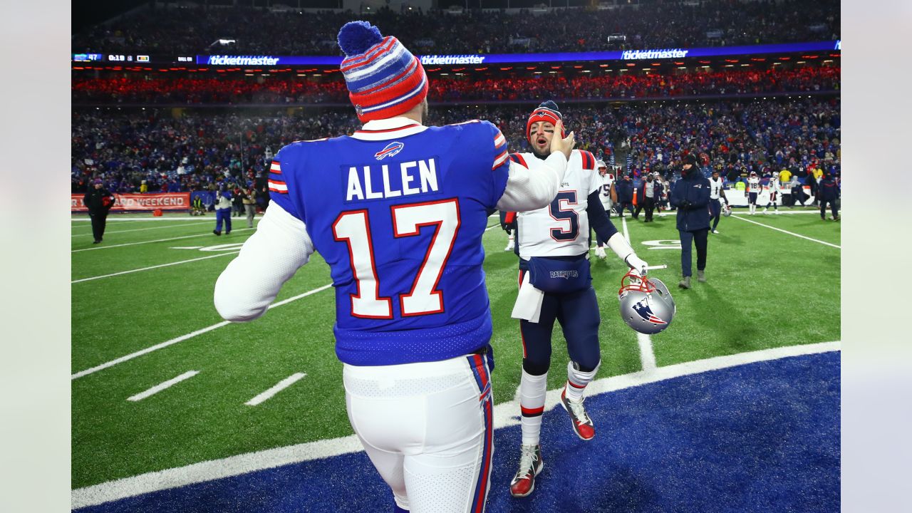 Bills pound Patriots 47-17 in playoffs