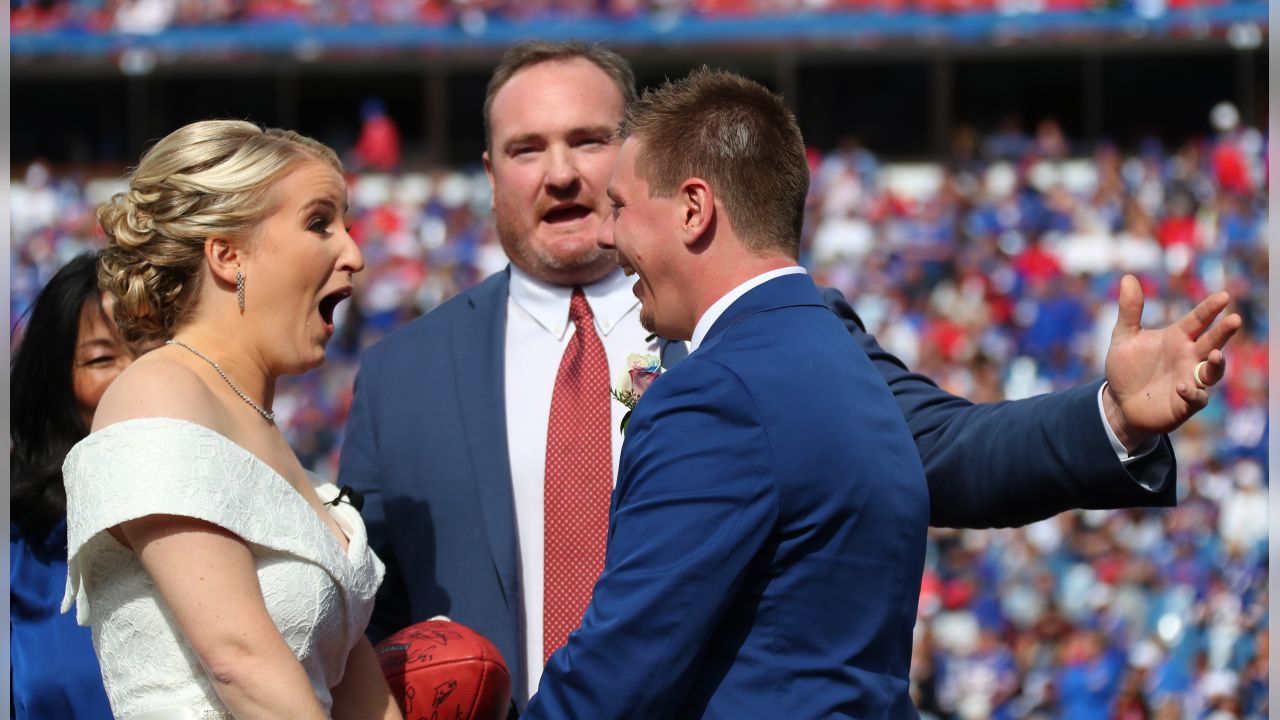 Couple gets married at halftime of Buffalo Bills game in NFL wedding