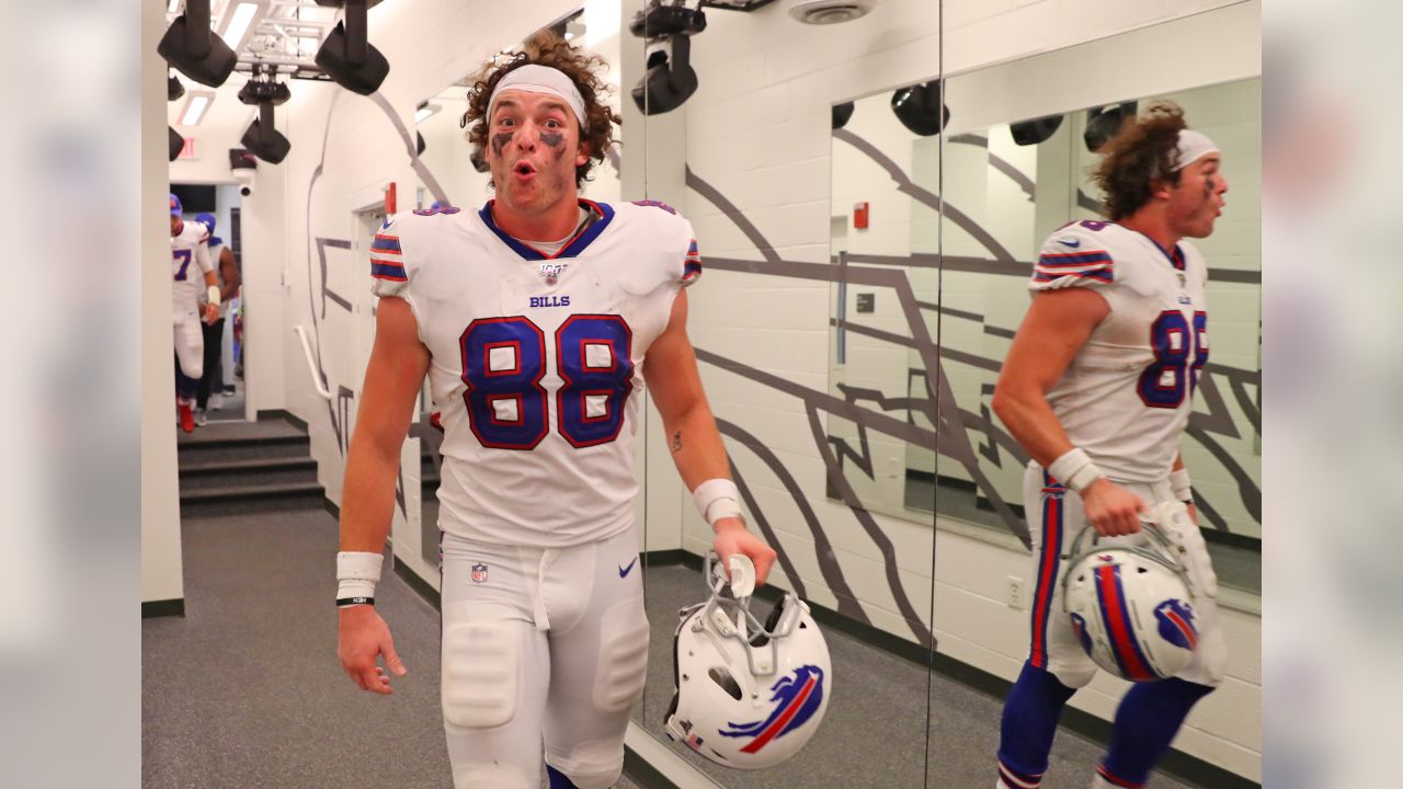 Buffalo Bills tight end Dawson Knox (88) beats Tennessee Titans