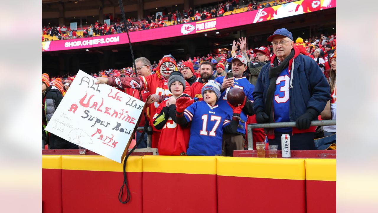 Fans, legends, celebrities, Best photos from Bills at Chiefs