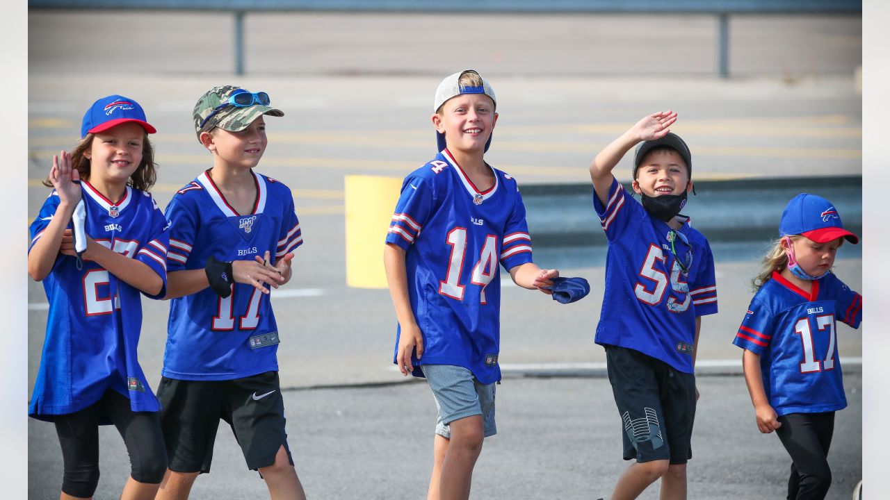 Bills fans brave the heat at training camp