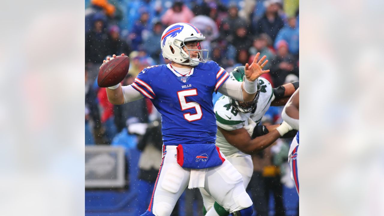 Buffalo Bills defensive tackle Jordan Phillips (97) plays against the Tennessee  Titans in the first half of an NFL football game Sunday, Oct. 6, 2019, in  Nashville, Tenn. (AP Photo/James Kenney Stock