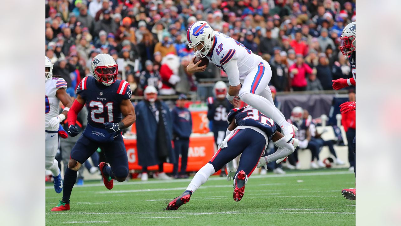 : Buffalo Bills Quarterback Josh Allen Hurdles over Defenders  During An AFC match up 8x10 Action Photo Picture : Sports & Outdoors