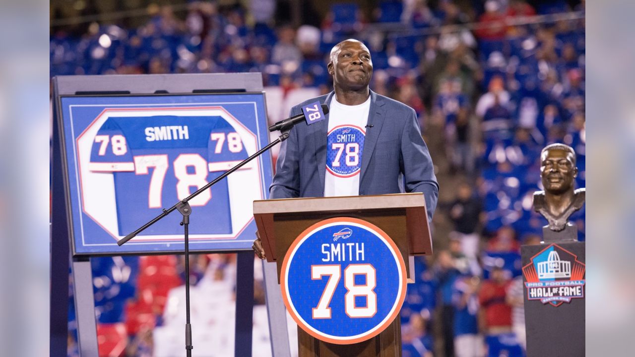 Bills legend Bruce Smith's Halloween decor puts his 'terrifying' NFL career  on display