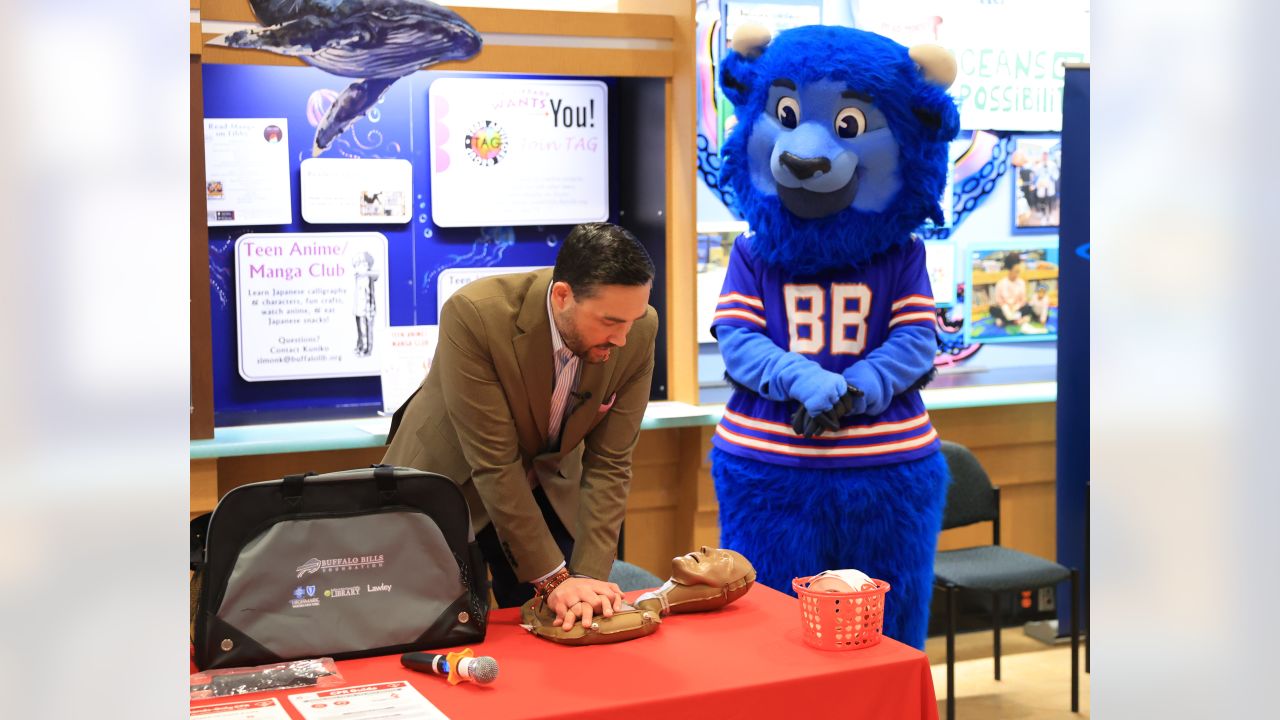 Buffalo Bills Mascot Billy Buffalo Runs the 40 Yard Dash 