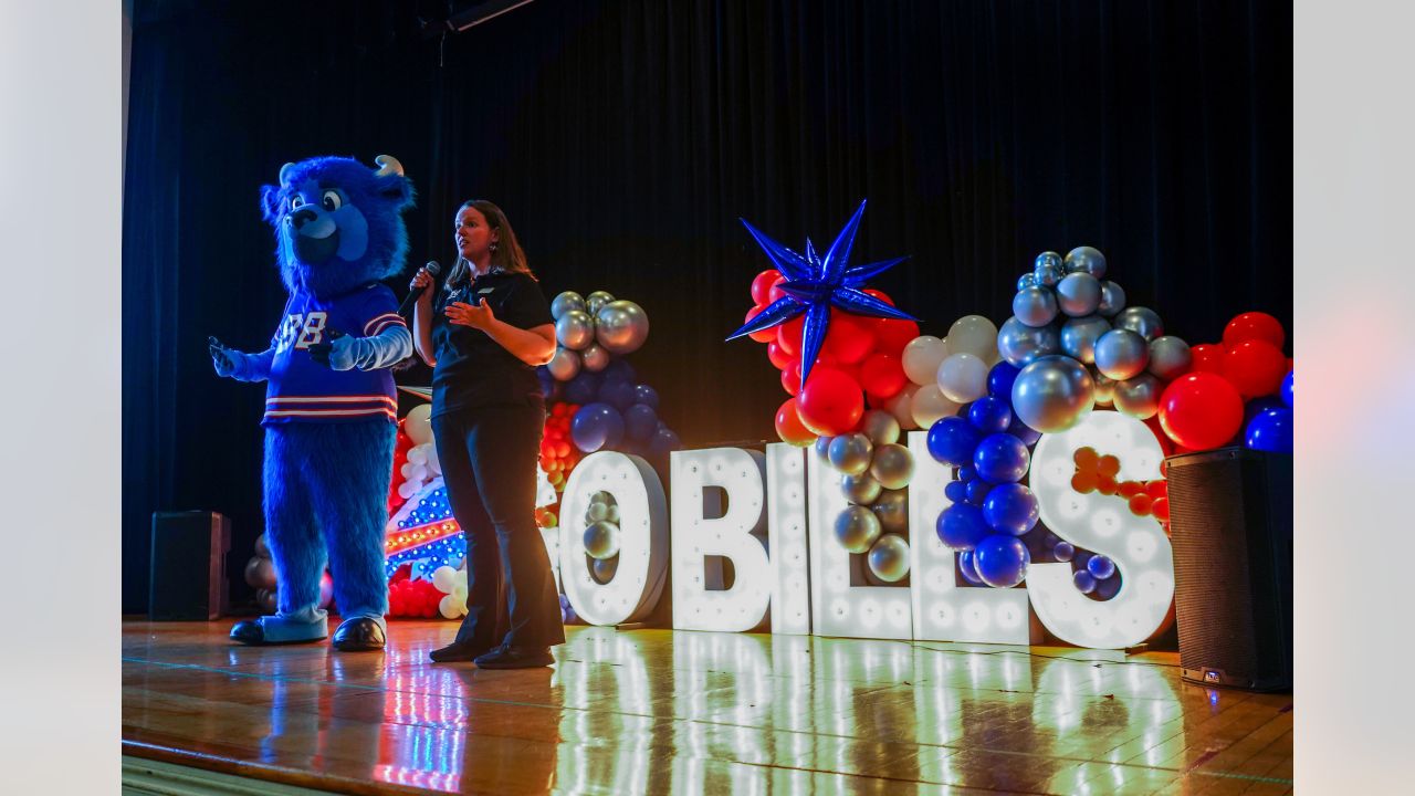 Von Miller, Dion Dawkins entertain kids to kick off Bills' Huddle for  Hunger week