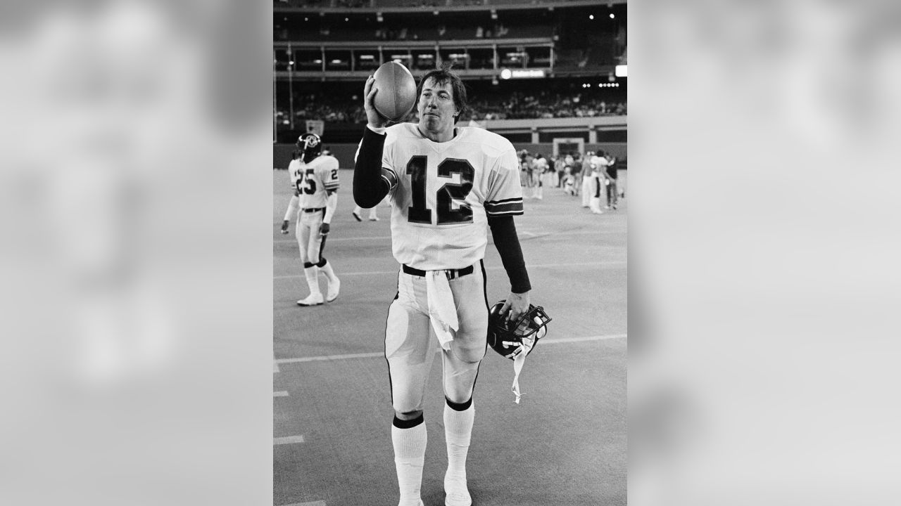 Feb. 24, 1985: Jim Kelly throws for 574 yards with Houston Gamblers