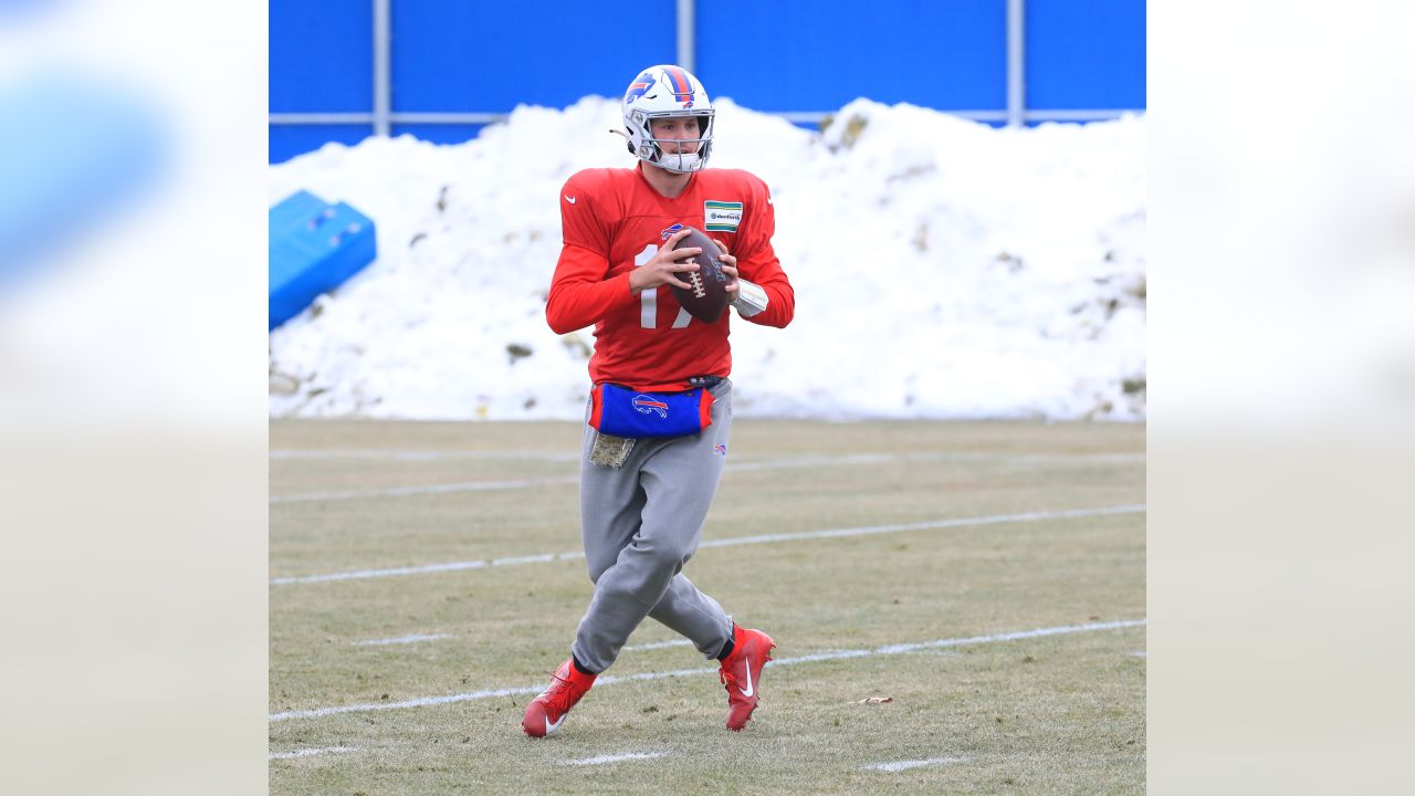 Buffalo Bills wide receiver John Brown warms up before an NFL football game  against the New York Giants, Sunday, Sept. 15, 2019, in East Rutherford,  N.J. (AP Photo/Bill Kostroun Stock Photo - Alamy