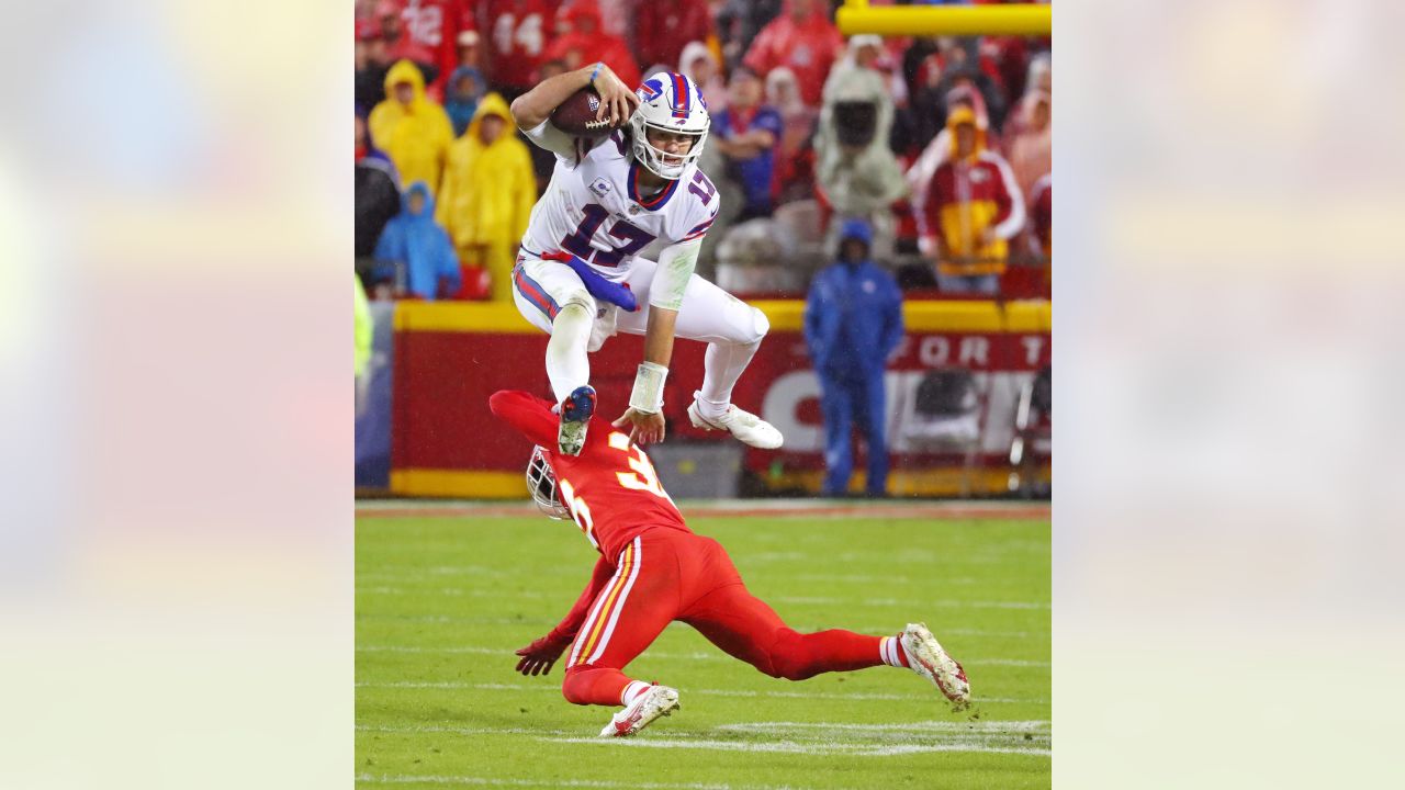 : Buffalo Bills Quarterback Josh Allen Hurdles over Defenders  During An AFC match up 8x10 Action Photo Picture : Sports & Outdoors