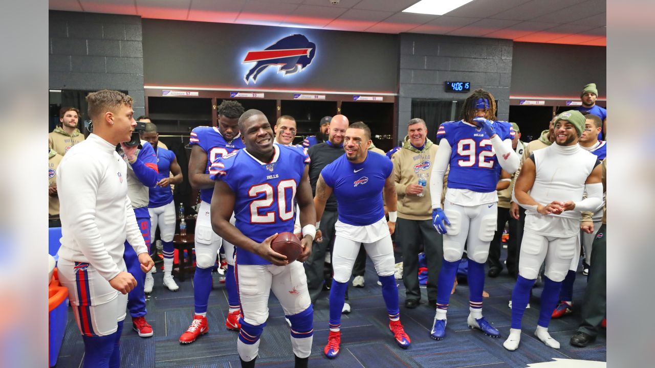 Buffalo Bills running back Frank Gore (20) runs the ball in the