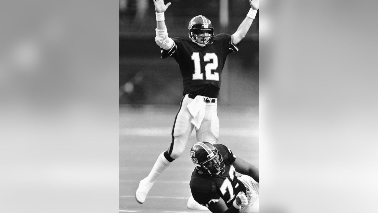 70 Houston Gamblers Qb Jim Kelly Stock Photos, High-Res Pictures