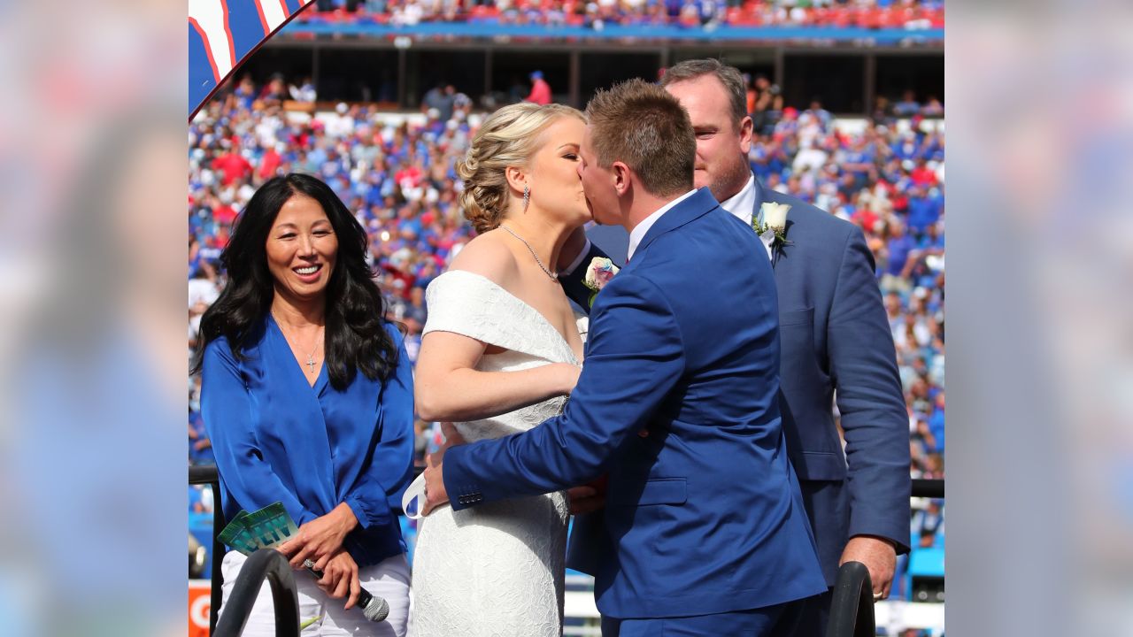 Couple gets married at halftime of Buffalo Bills game in NFL wedding