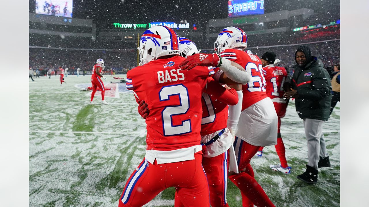 In snowy finish, Bills rally to beat Dolphins 32-29 on Tyler Bass