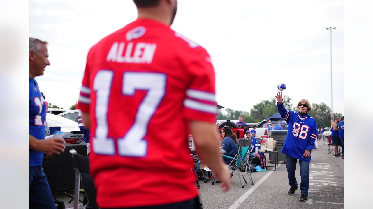 Buffalo Bills Vs. Los Angeles Chargers. Fans Support On NFL Game.  Silhouette Of Supporters, Big Screen With Two Rivals In Background. Stock  Photo, Picture And Royalty Free Image. Image 151976779.