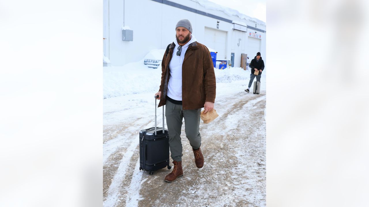 Bills dig out from record snowstorm, fly to Detroit - ESPN