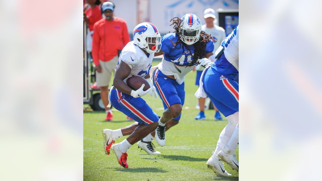 Bruce Smith stops by Bills practice, works with edge rushers