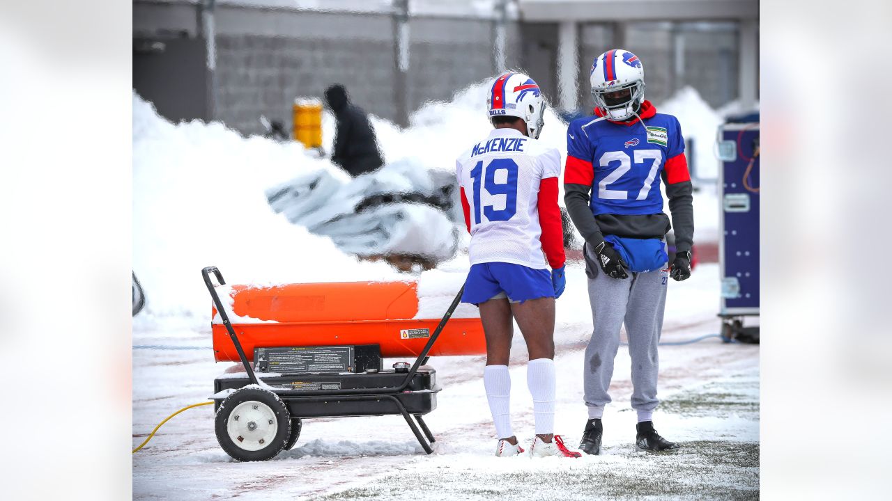 Buffalo Bills have a spontaneous snowball fight after practice