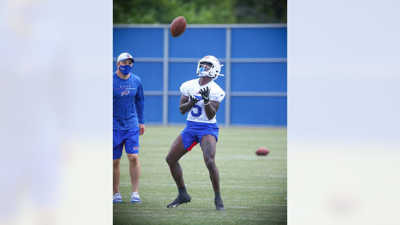 Watch: Sticky situation for Bills' Tremaine Edmunds as helmet hooks on to  his jersey