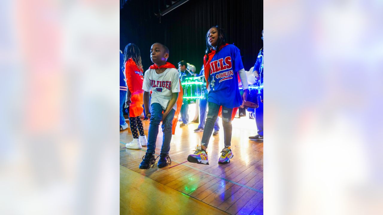 Von Miller, Dion Dawkins entertain kids to kick off Bills' Huddle for  Hunger week